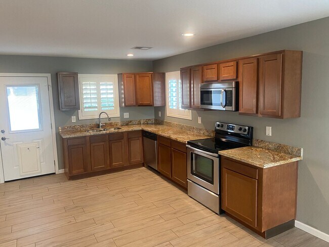 Building Photo - Remodeled 3/2 SFH Glendale, built in 2016