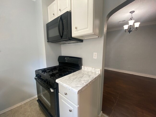 Building Photo - ADORABLE duplex in fantastic Brookside loc...