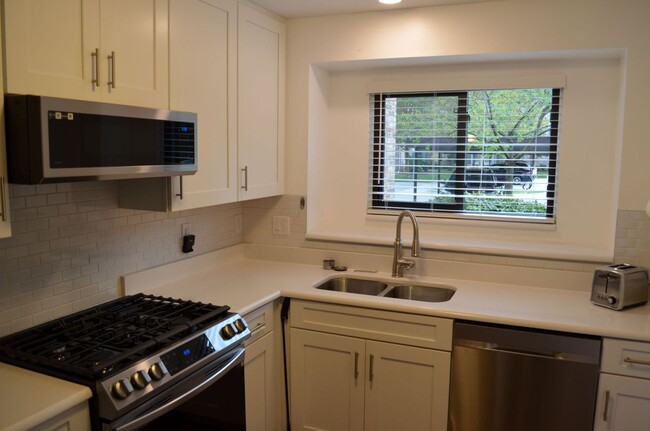 Building Photo - 42765 Lilley Pointe Dr