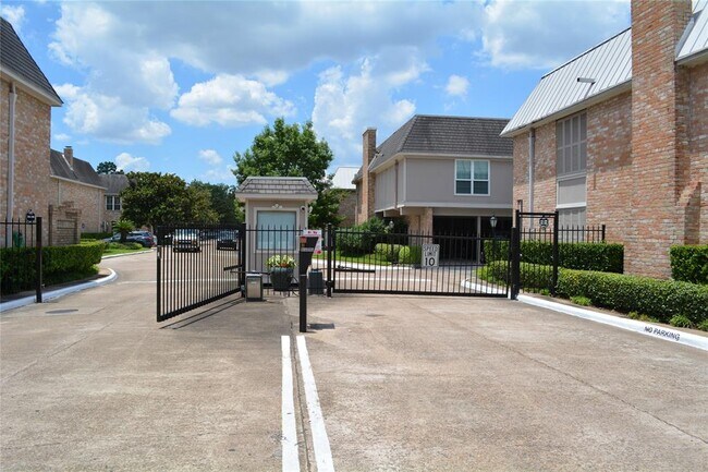 Building Photo - 2230 S Piney Point Rd