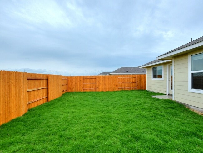 Building Photo - 3 BR / 2 BA - 1533 SF in Bastrop - Close t...