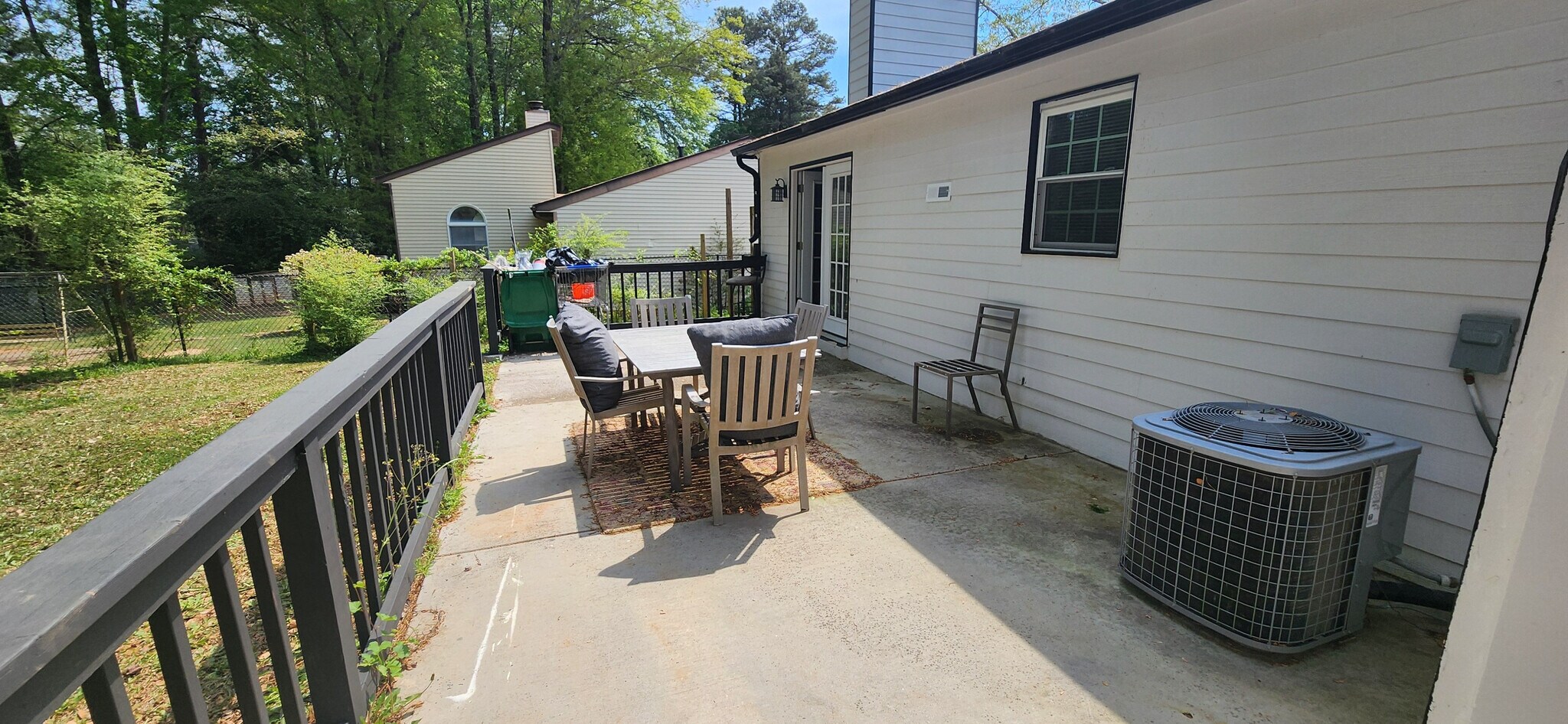 Building Photo - Room in House on White Oak Trail