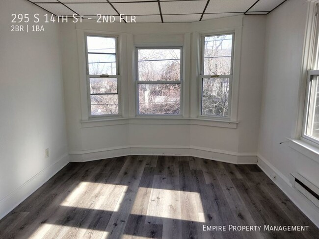 Building Photo - 2nd Floor: 2 Bedroom/ 1 Bathroom Apartment...