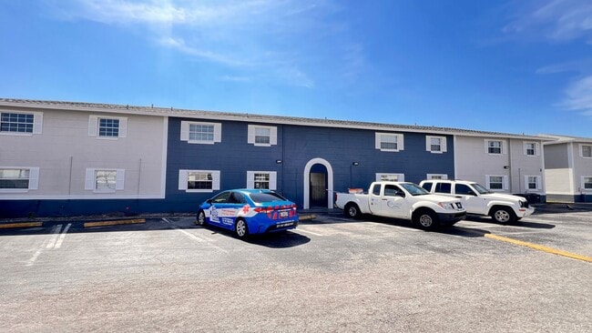 Building Photo - Fresh Paint, New Floors, 2/1 Available NOW