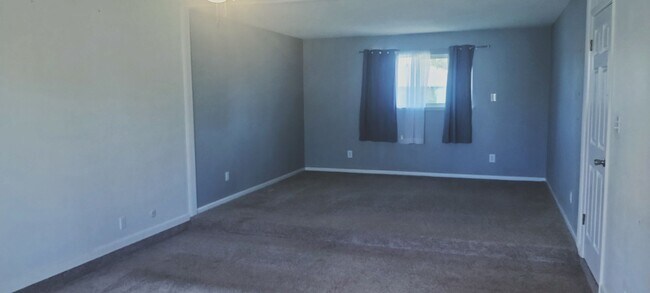 Building Photo - 3 Bed 2 Bath Home!
