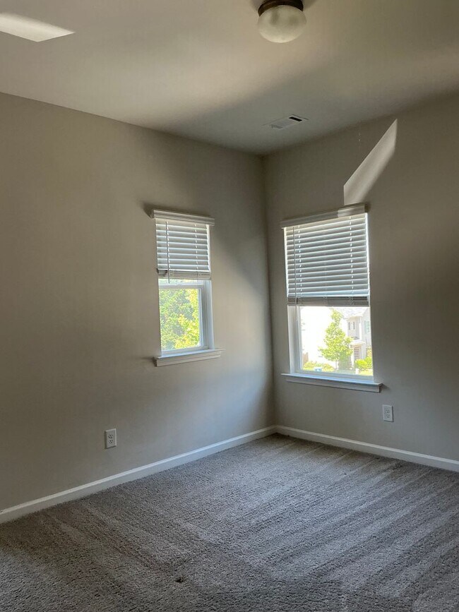 Building Photo - 3-bedroom, 2.5-bathroom single-family home