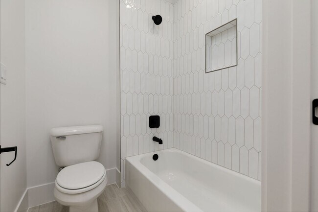 Building Photo - Stunning 5 bed 4 bath with RV Garage