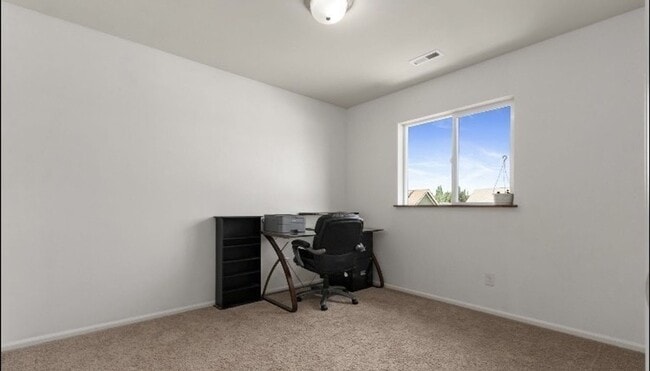 Building Photo - Large 4 bedroom home-Pet friendly!