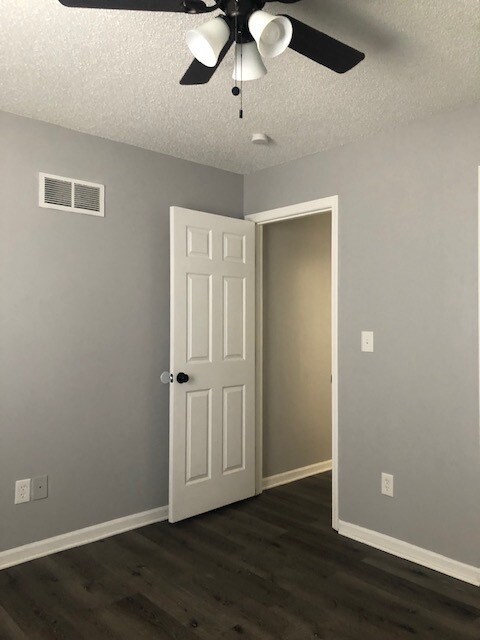 Building Photo - Welcome home to this spacious 3 bedrooms and 2 full baths duplex located on Orchard St in Pleasan...
