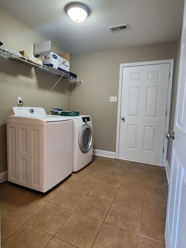 Building Photo - Maryville 37801 - 3 bed 2 bath home with a...