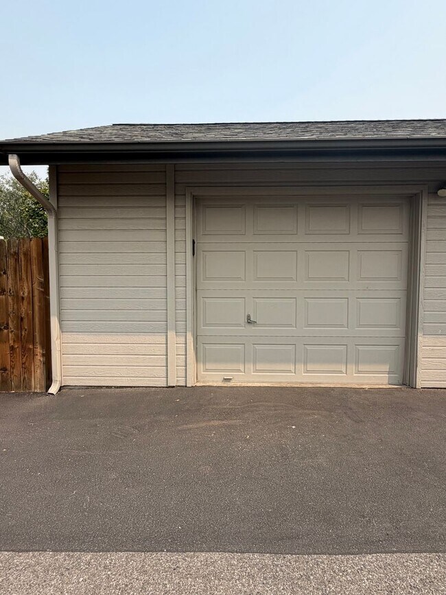 Building Photo - Now renting 2 bedroom 2 bathroom Condo