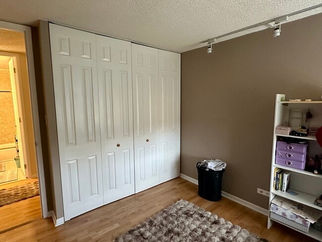 Building Photo - 16 E Old Willow Rd