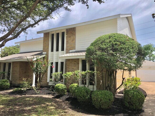 Building Photo - Pecan Ridge Drive, Sugar Land, TX 77479 - 4 BR 2 BA single-family home