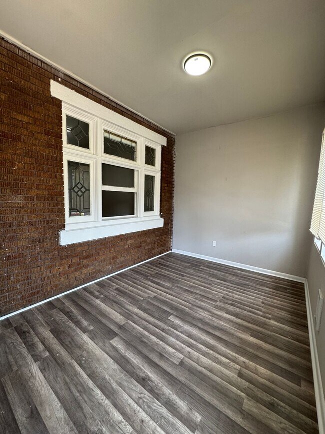 Building Photo - Spacious 3-Bedroom Home in Elmwood Park — ...