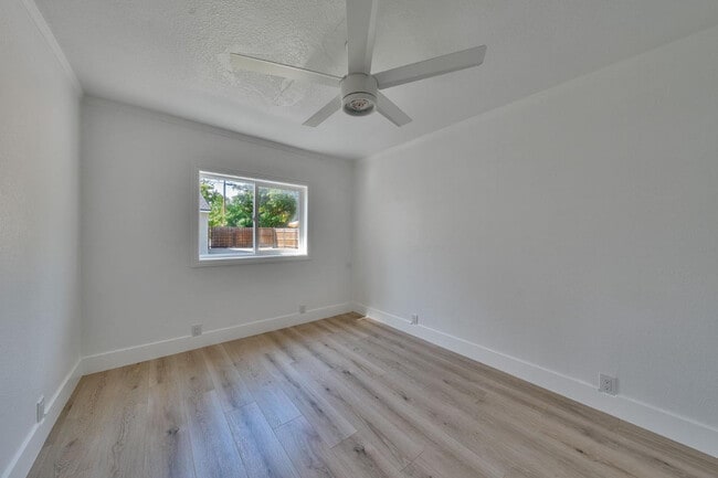 Building Photo - 424 Stanford Ave