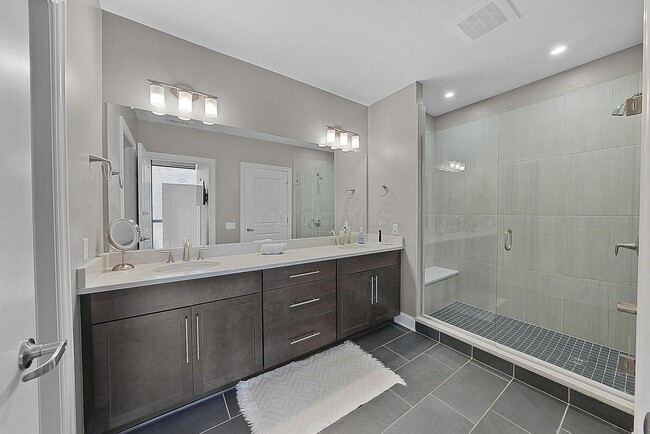 Building Photo - 250 W Spring St