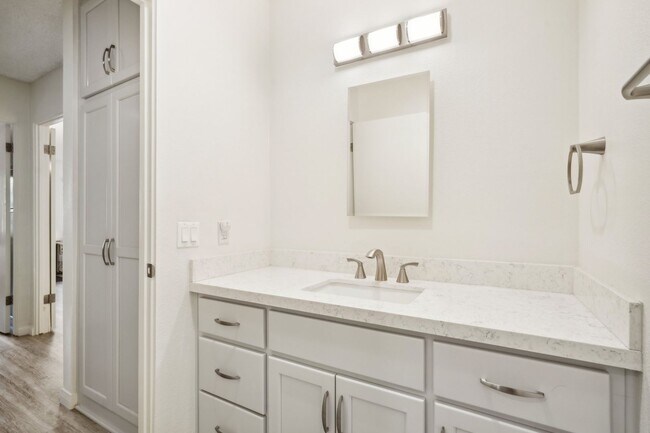 Building Photo - Upstairs Bright 2 bedroom Condo