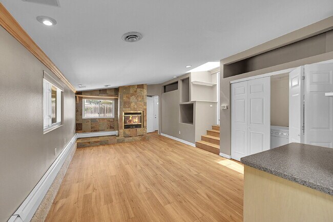 Building Photo - $3,195, 3-bed, 3-bath located in Denver wi...
