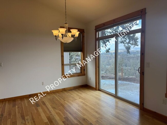 Building Photo - 3 Bedroom Home with Office-Huge Canyon Views