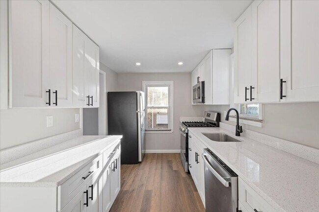 Building Photo - 3 Bedroom, 1 Bathroom Rental in Avalon