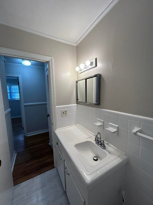 Building Photo - 523 Colonial Dr