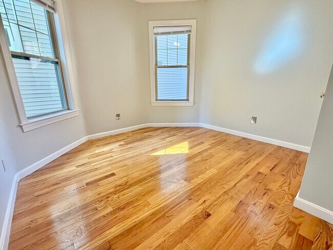 Building Photo - 184 Boston St