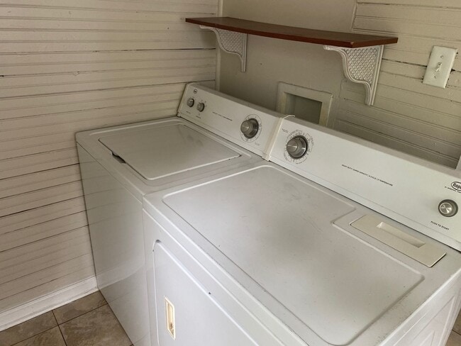 Building Photo - Kentucky Blue House Available in August 2025!