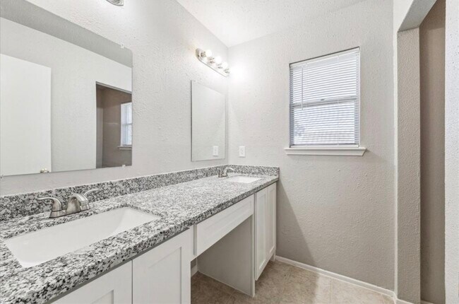 Building Photo - 8030 Log Hollow Dr