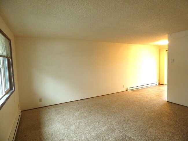 Building Photo - Rent Special: 1/2 Off April's Rent!! 2-bedroom Single Level Apartment