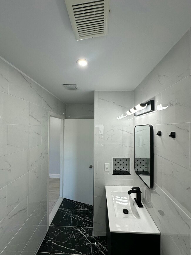 Building Photo - 122 SW 12th Ave