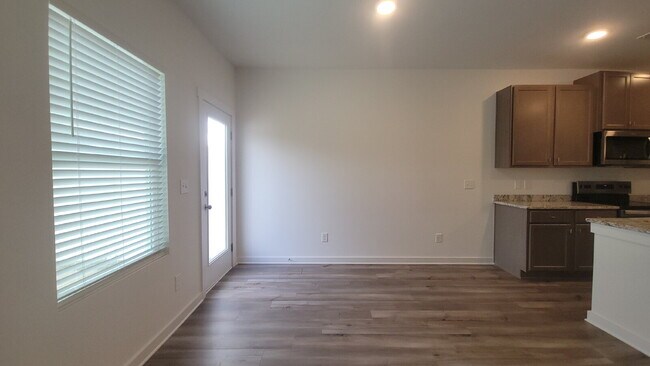 Building Photo - 7589 Discovery Pt Dr NW