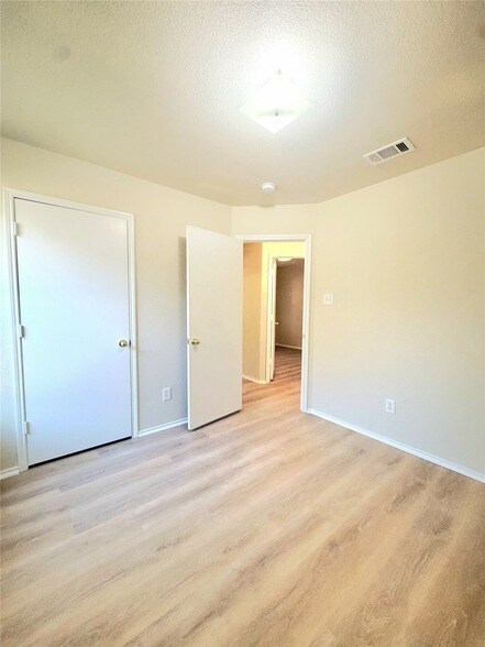 Building Photo - 715 Hallvale Dr