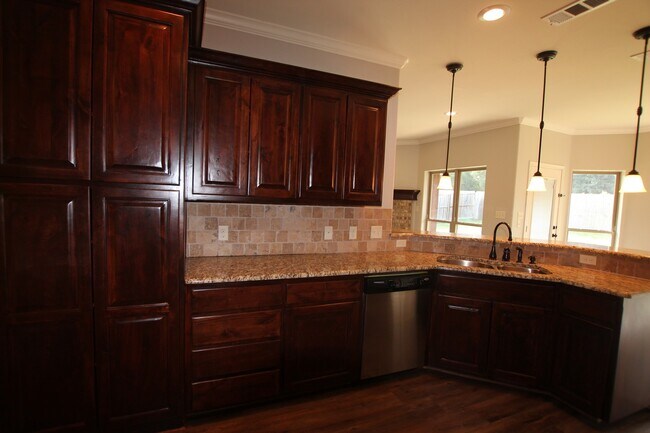 Building Photo - Coming Soon! Luxurious 3 Bed 2.5 Bath Rent...