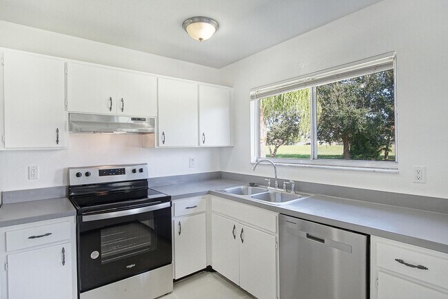 Building Photo - 737 SW Belmont Cir