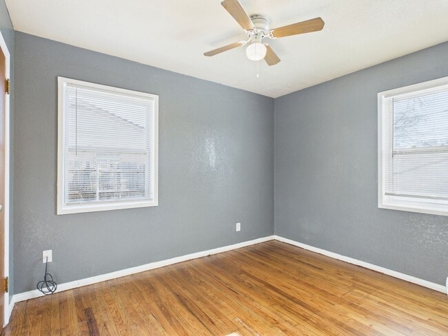 Building Photo - Charming rent ready duplex!