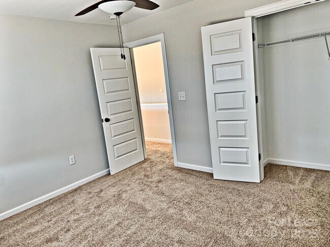 Building Photo - 7011 Kingfisher Way