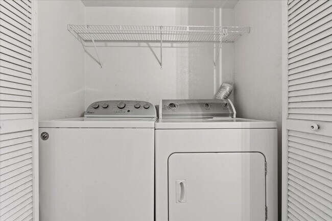 Building Photo - Bright, Modern 2 Bedroom Upstairs Condo, Community Pool, Gated, Covered Parking