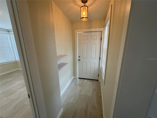 Building Photo - 303 Colonia Ln W