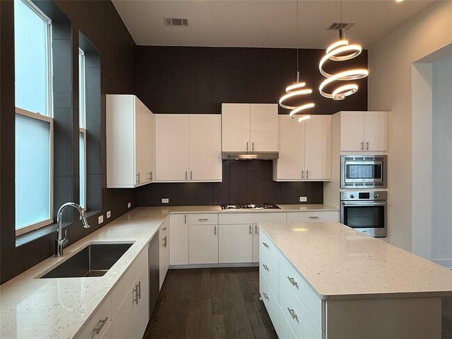 Building Photo - 6117 Seville Dr
