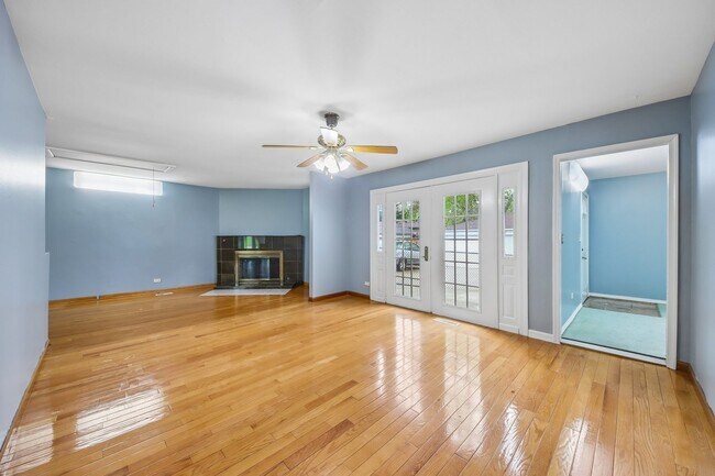 Building Photo - 670 Lakeview Ln
