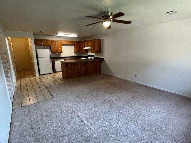 Building Photo - 308 W 16th Ct