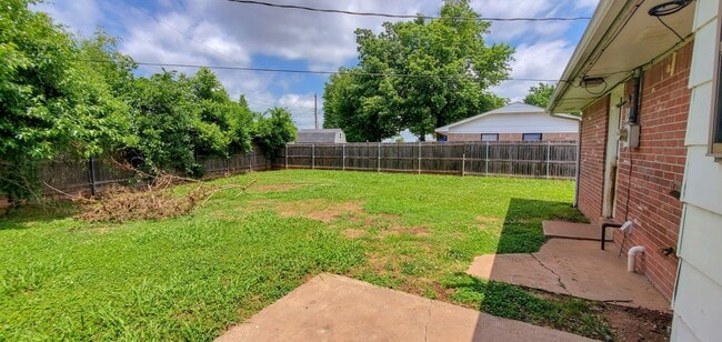 Building Photo - 3 Bedroom 1.5 Bath with Garage