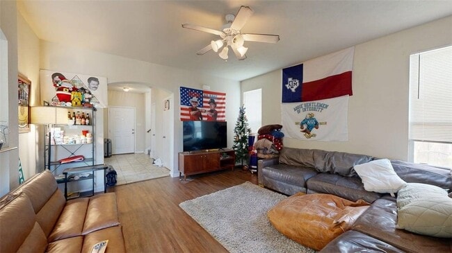 Building Photo - 2933 McLaren Dr