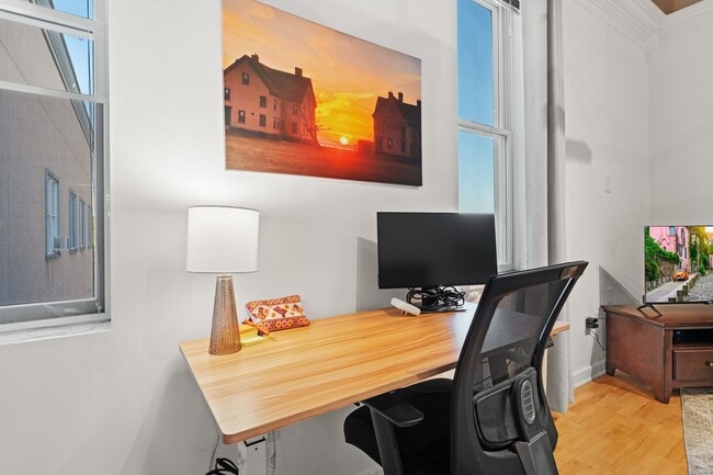 Building Photo - Furnished Top-Floor Condo with Rooftop Terrace Near UNC - Available NOW