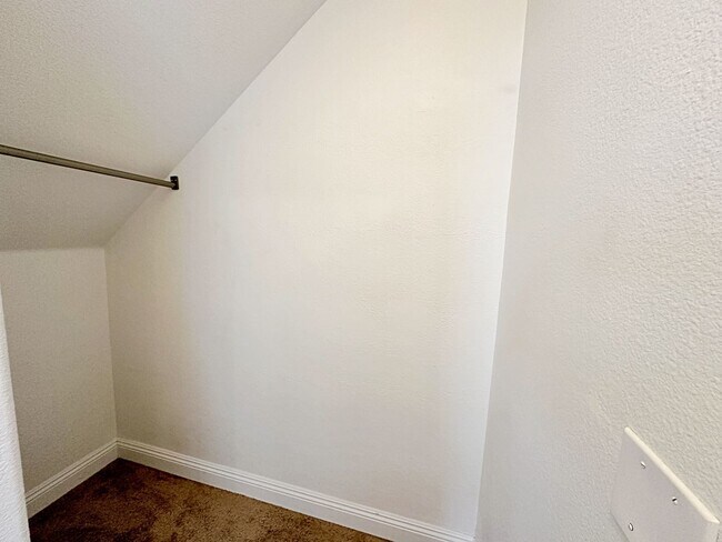 Building Photo - 3 BEDROOM TOWNHOME WITH YARD + 2 CAR GARAG...