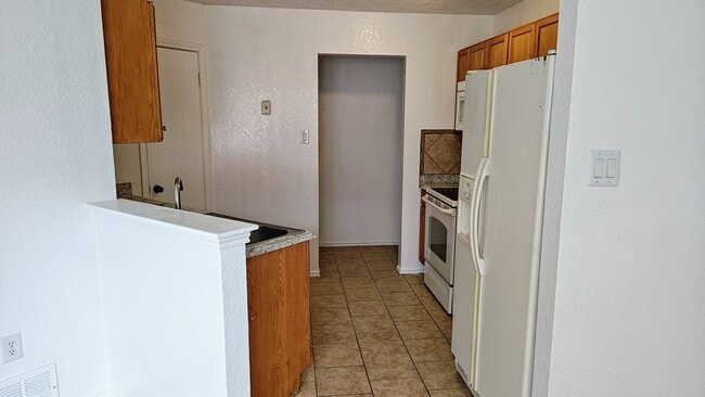 Building Photo - 3905 Pickwick Ln