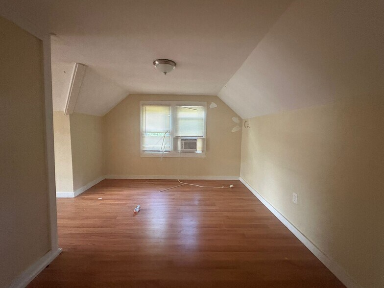 Building Photo - 271 Augur St