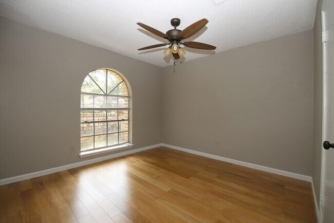 Building Photo - 710 Enchanted Trail Dr