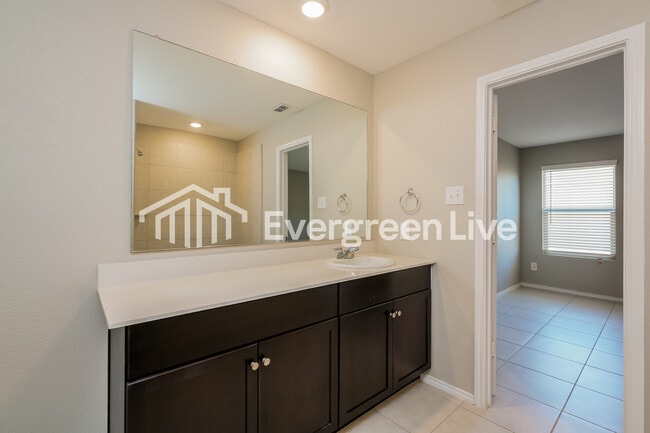 Building Photo - 1033 Crestview Dr