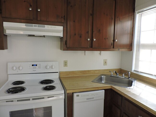 Building Photo - 6687Cedar Lakeside Dr